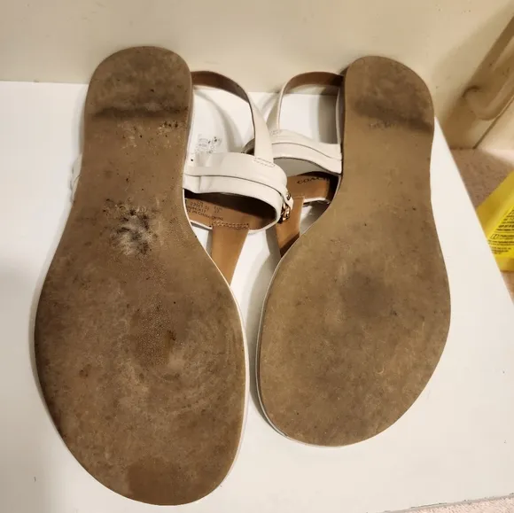 Coach Caterine Cream Patent Leather Gold Metal Logo T-Strap Sandals Sz.7 Ret$165