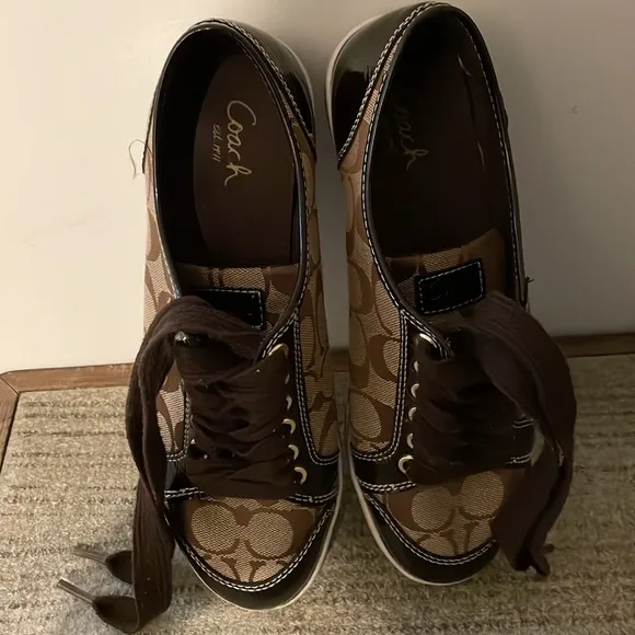 Coach Signature Women’s LaceUp Sneakers Brown Tan Size 8.