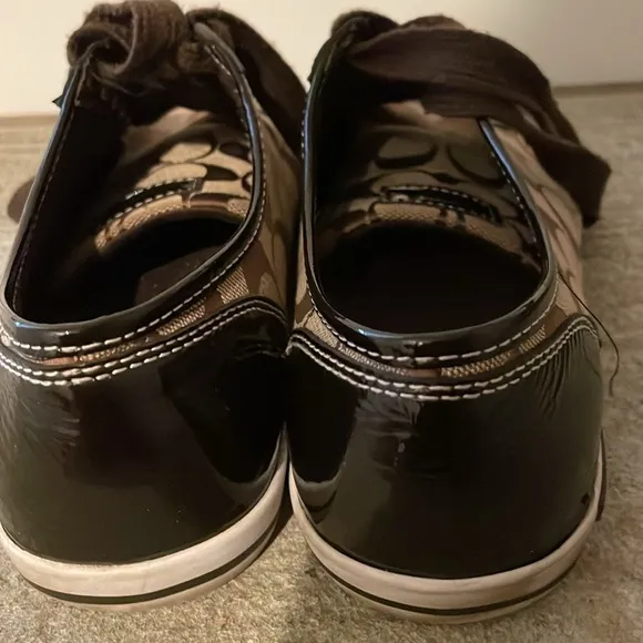 Coach Signature Women’s LaceUp Sneakers Brown Tan Size 8.