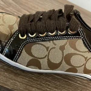 Coach Signature Women’s LaceUp Sneakers Brown Tan Size 8.