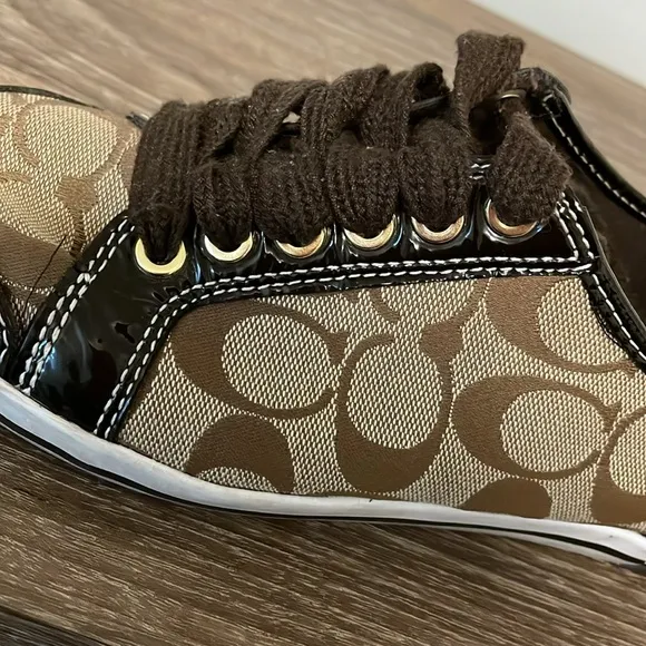Coach Signature Women’s LaceUp Sneakers Brown Tan Size 8.