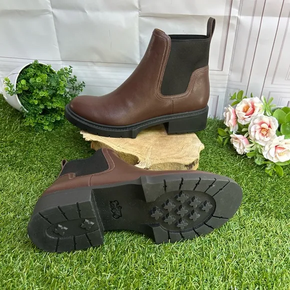 COACHWomen's Lenora Pull On Lug Sole Chelsea Booties size 8 NEW   Maple Leather