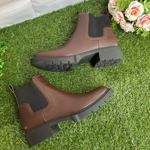 COACHWomen's Lenora Pull On Lug Sole Chelsea Booties size 8 NEW   Maple Leather
