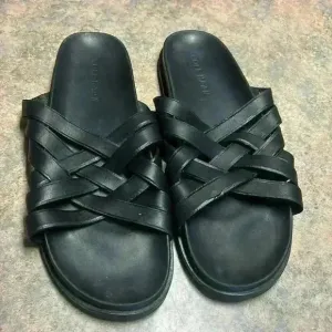 COLE HAAN  Black Leather Feathercraft Cross Strap Sandals. 12 like new