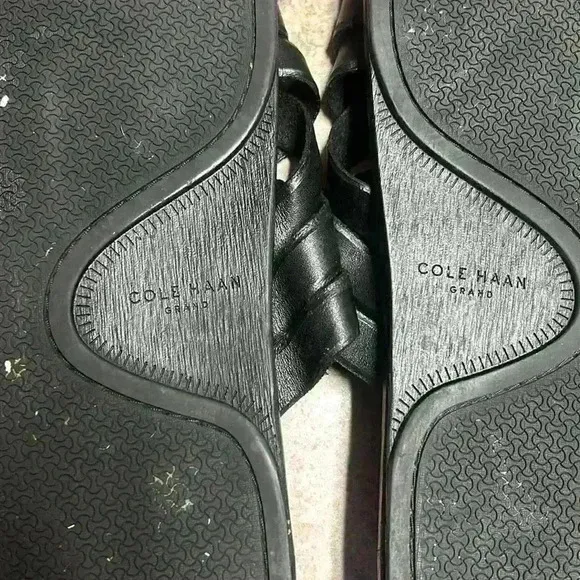 COLE HAAN  Black Leather Feathercraft Cross Strap Sandals. 12 like new