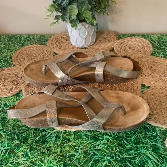 Comfortiva, Metallic gold Sandals, size 7.5, EUC