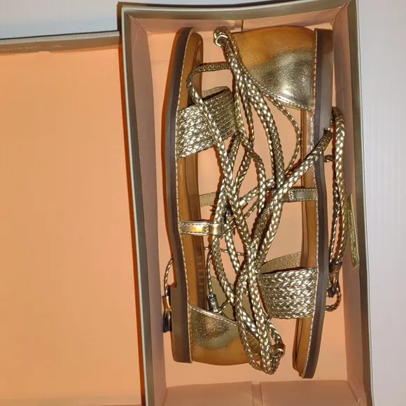 🐾🐾CROWN VINTAGE Preslen Gladiator Sandals in Gold Metallic