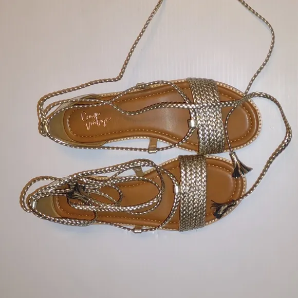 🐾🐾CROWN VINTAGE Preslen Gladiator Sandals in Gold Metallic