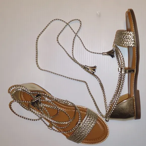 🐾🐾CROWN VINTAGE Preslen Gladiator Sandals in Gold Metallic
