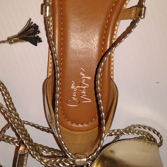 🐾🐾CROWN VINTAGE Preslen Gladiator Sandals in Gold Metallic