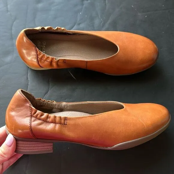 Dansko Kira Flats Women’s Sz 38 Brown Leather Slip On Ballet Flats Elastic Back