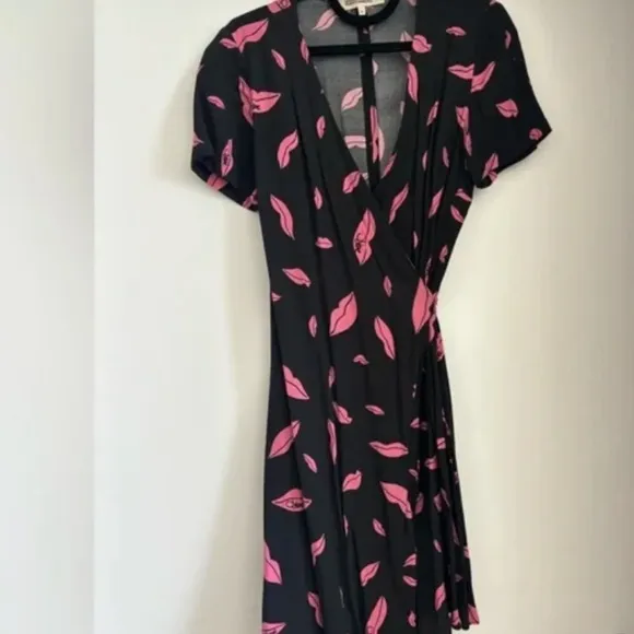 Diane Von Furstenberg  DVF Black &amp; Pink Lips Print Wrap Mini Dress Size XXS