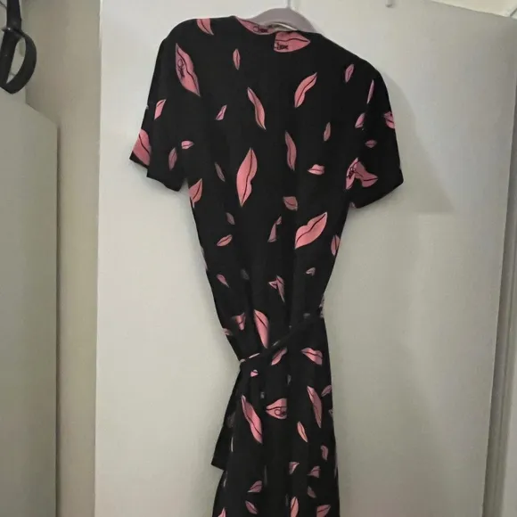 Diane Von Furstenberg  DVF Black &amp; Pink Lips Print Wrap Mini Dress Size XXS