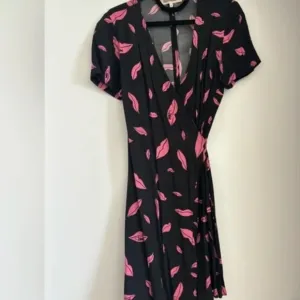 Diane Von Furstenberg  DVF Black &amp; Pink Lips Print Wrap Mini Dress Size XXS