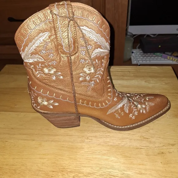 Dingo Primrose ladie's leather western boots in a 9.5 with a floral embroidery