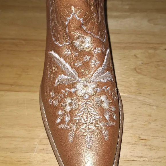 Dingo Primrose ladie's leather western boots in a 9.5 with a floral embroidery