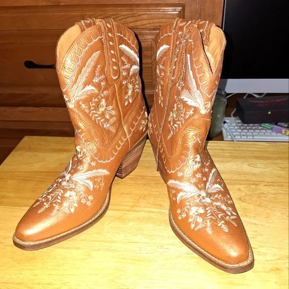 Dingo Primrose ladie's leather western boots in a 9.5 with a floral embroidery