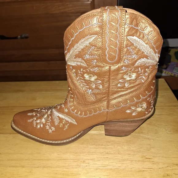 Dingo Primrose ladie's leather western boots in a 9.5 with a floral embroidery