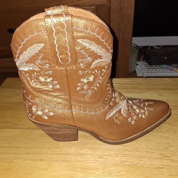 Dingo Primrose ladie's leather western boots in a 9.5 with a floral embroidery
