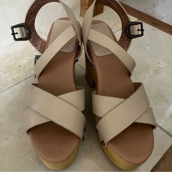 DINGO Woodstock Platform Clog Sandals in Sand 11 NWT