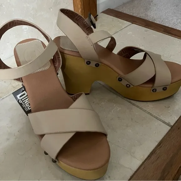 DINGO Woodstock Platform Clog Sandals in Sand 11 NWT