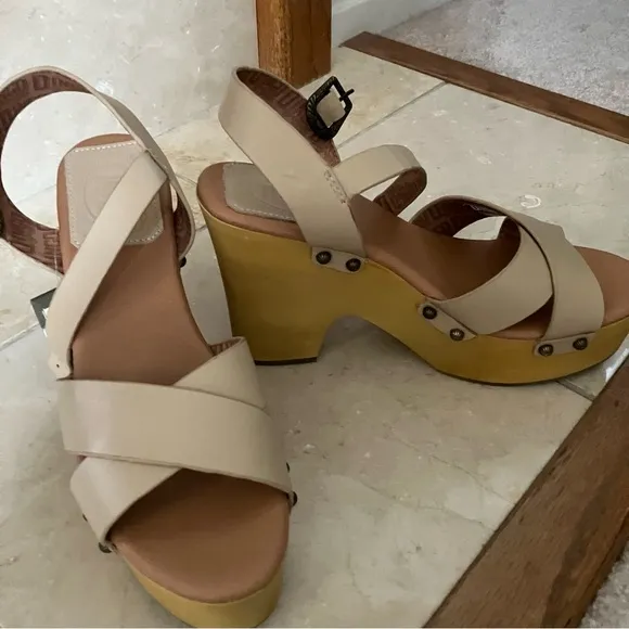 DINGO Woodstock Platform Clog Sandals in Sand 11 NWT