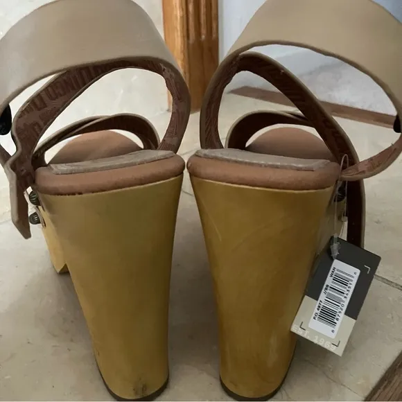 DINGO Woodstock Platform Clog Sandals in Sand 11 NWT