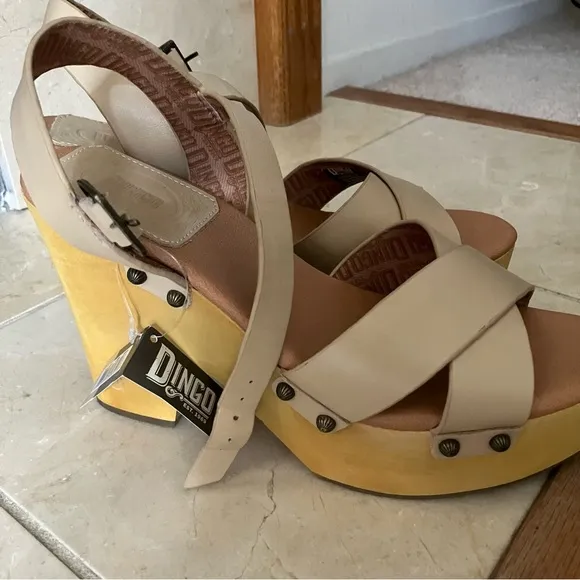 DINGO Woodstock Platform Clog Sandals in Sand 11 NWT