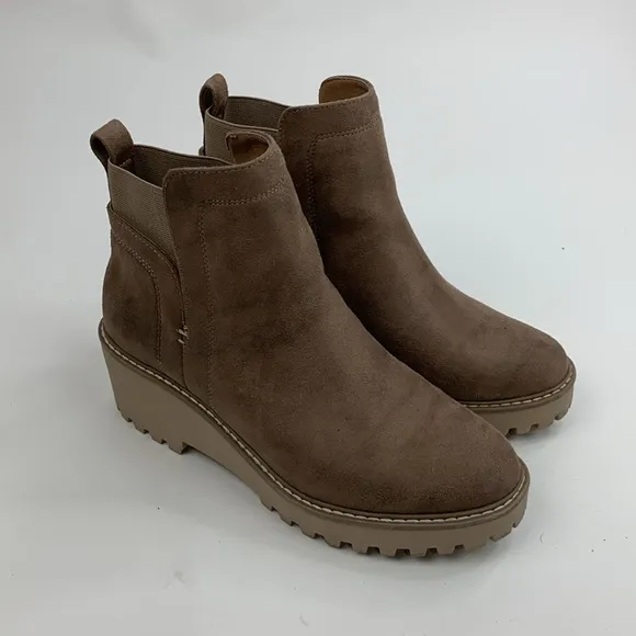 DOLCE VITA Rielle Suede leather Boots Tan Size 8.5 Wedge Pull on Booties