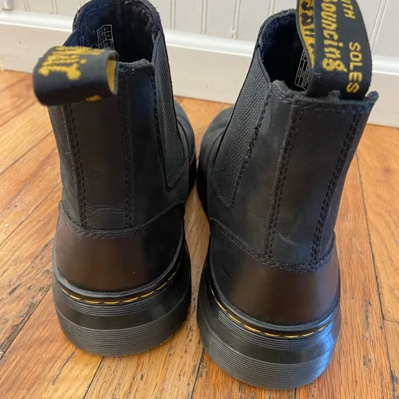 Dr. Doc Martens Black leather Chelsea Boot embury pull on