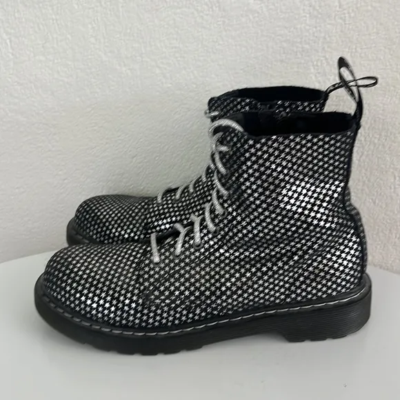 Dr. Marten 1460 Suede Metallic Star Combat Black Lace Up Boots Juniors Womens 6