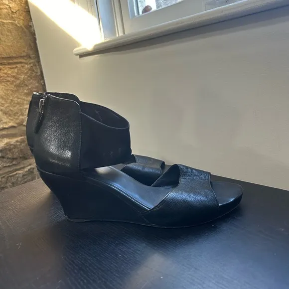 Eileen Fisher Corona Sandals Black Leather Ankle Strap Zip Wedge Peep
