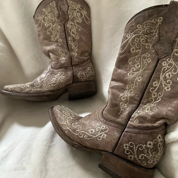 EUC Corral Bone Embroidery Leather Square Toe Pull On Western Boots size 2