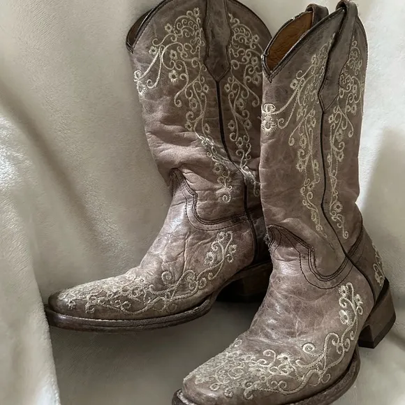EUC Corral Bone Embroidery Leather Square Toe Pull On Western Boots size 2
