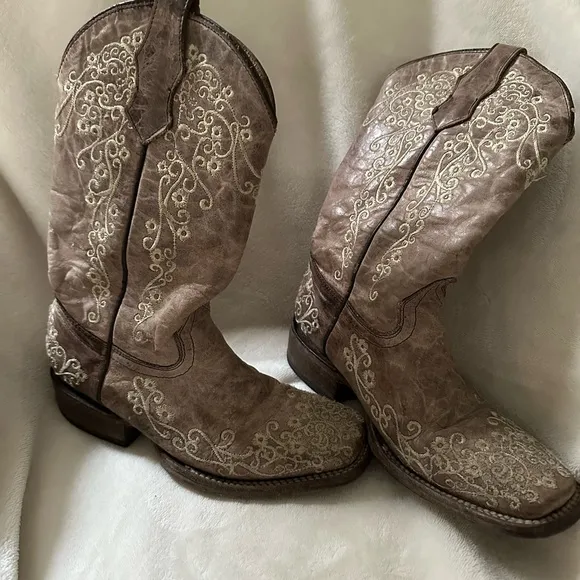 EUC Corral Bone Embroidery Leather Square Toe Pull On Western Boots size 2