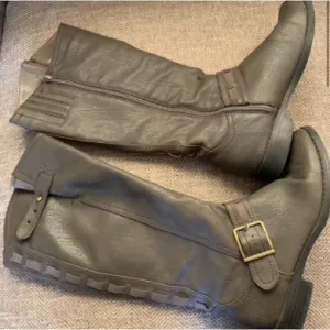EUC SBICCA of California side zip boots Size 9 . Very Cute see all photos