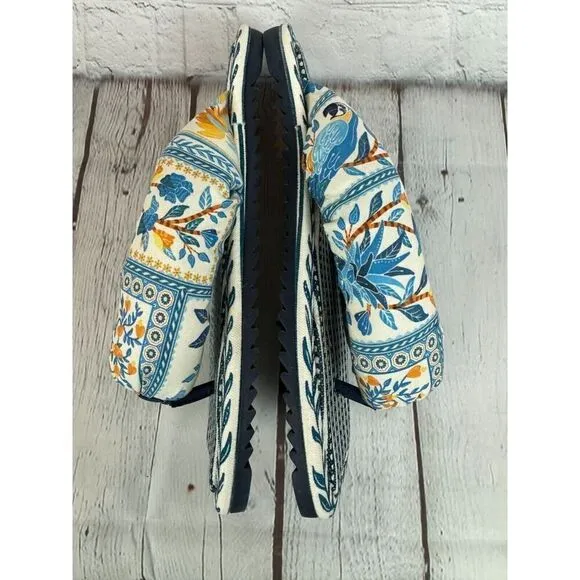 FARM RIO puffy blue white floral textile flip flop thong sandals size 9 NWOT