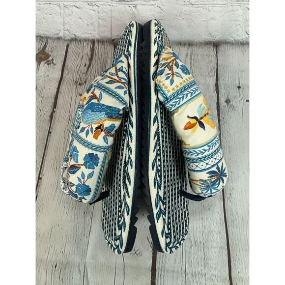 FARM RIO puffy blue white floral textile flip flop thong sandals size 9 NWOT