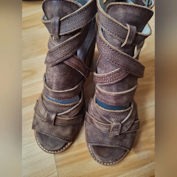 Freebird Steve Claw Sandals