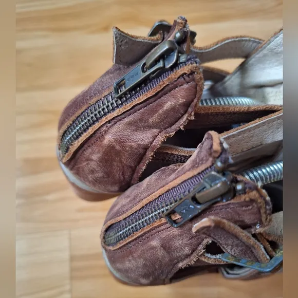 Freebird Steve Claw Sandals