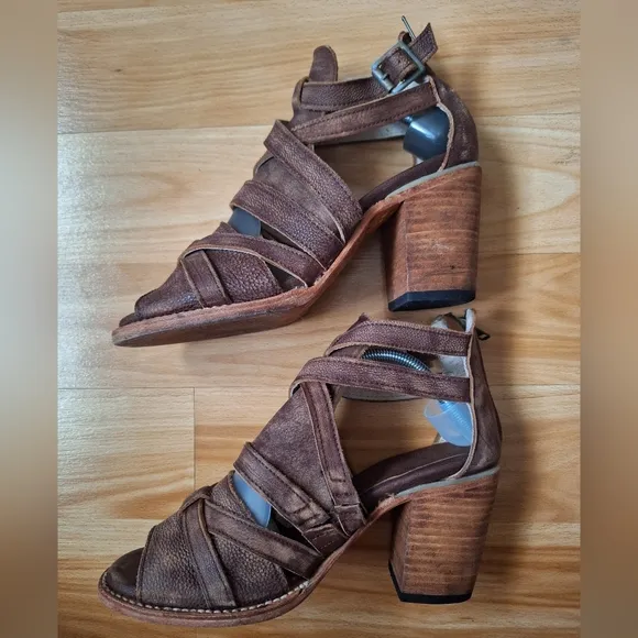 Freebird Steve Claw Sandals