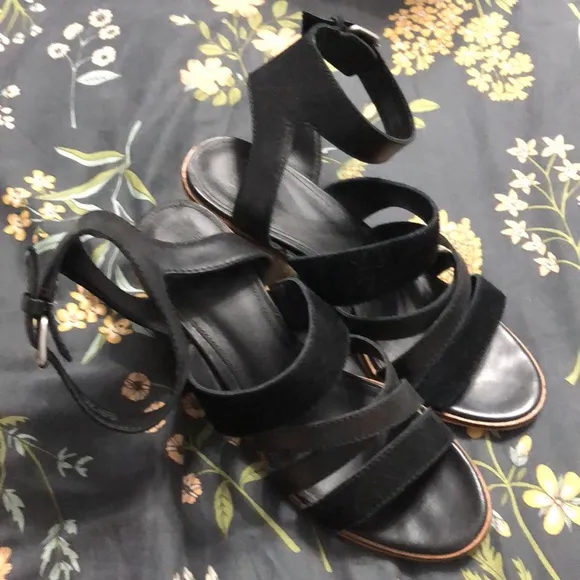 Frye &amp; CO. Ankle Strap Leiah Heeled Sandals in Black