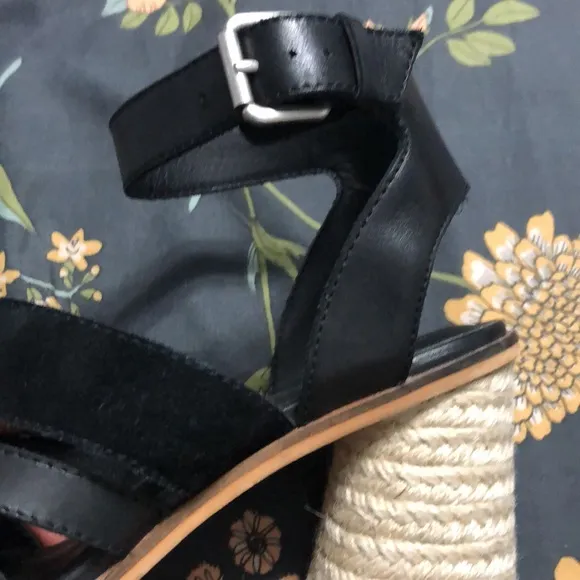 Frye &amp; CO. Ankle Strap Leiah Heeled Sandals in Black
