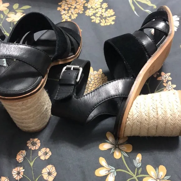 Frye &amp; CO. Ankle Strap Leiah Heeled Sandals in Black