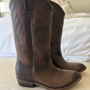 Frye Billy pull on cowboy boots size 6 brown
