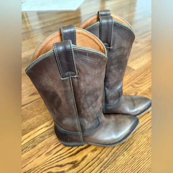 Frye Billy pull on cowboy boots size 6 brown
