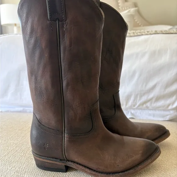 Frye Billy pull on cowboy boots size 6 brown