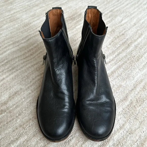 Frye Carly Zip Chelsea Pull-on Bootie 3476760 BOOTS Women's Black Size 7.5