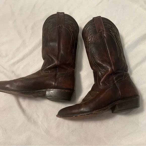 Frye women’s pull on Deco Stitch Western Boots.