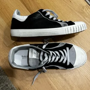 G448 / ARCHIVIO,22 | Black/White Men's  42 Sneakers